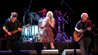 Woman singing microphone men guitar - evelyn abelson free wallpaper