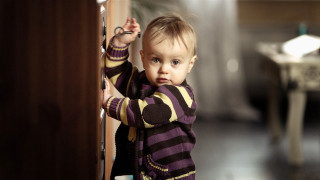 Little boy standing door handle - a little boy free wallpaper
