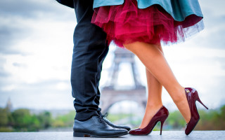 Couple eiffel tower paris romantic - their foot free wallpaper