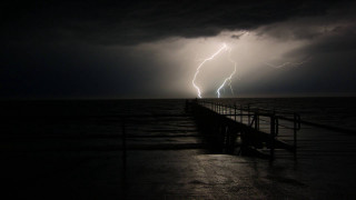 Lightning bolt ocean pier night - a lightning bolt free wallpaper