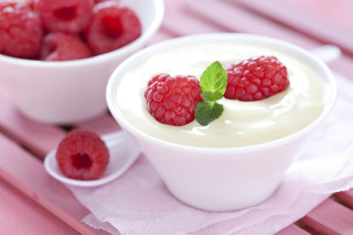 Yogurt raspberries bowl background delicious - food photography free wallpaper