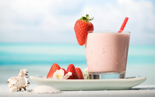 Milkshake strawberries sea shells plate - strawberry free wallpaper for desktop