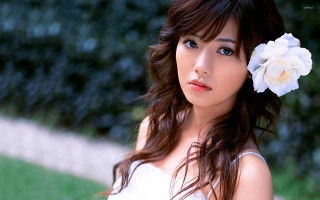 Woman flower hair posing picture 5 - a picture in a park free wallpaper