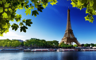 Eiffel tower river view paris - a view of the eiffel tower free wallpaper