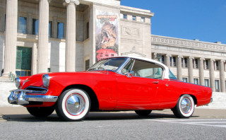 Red car parked building columns - column free wallpaper