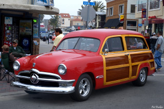 Red yellow car parked road - people sitting free wallpaper