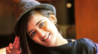 Woman hat cellphone smiling camera - ayshia taşkın free wallpaper for desktop