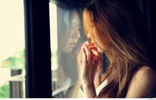 Woman window phone glass reflection - a glass free wallpaper for desktop