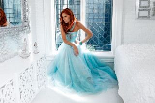 Woman blue dress room mirror - a white bed free wallpaper