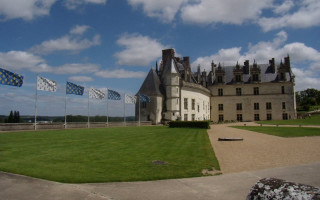 Large building flags sunny day - flag free wallpaper