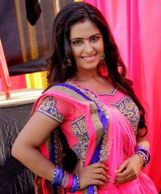 Woman pink sari posing smiling - pink free wallpaper for mobile