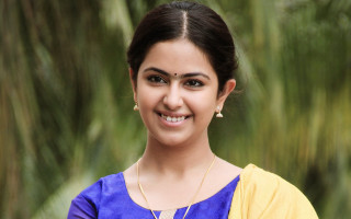 Woman yellow blue shirt smile - a necklace free wallpaper