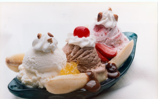 Ice cream banana split desserts - food photography free wallpaper for desktop