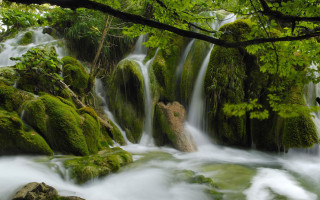 Waterfall mossy rocks flowing water - mossy free wallpaper for desktop