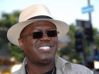 Man hat sunglasses smile street - a hat and sunglasses free wallpaper