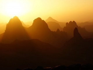 Sunset mountains rocks clouds sunshine - volumetric light free wallpaper