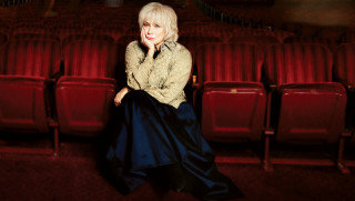 Woman redchair theater portrait ednamann - edna mann free wallpaper