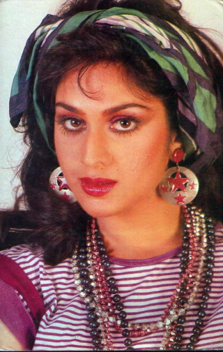 Woman head scarf earrings striped - expressionism free wallpaper for mobile