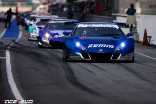 Race track cars sidelines crowd - people watching free wallpaper