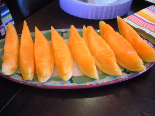 Sliced mangoes purple bowl table - free mountains wallpaper for desktop