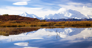 Mountain lake reflection clouds grassy - a grassy area in the foreground free wallpaper