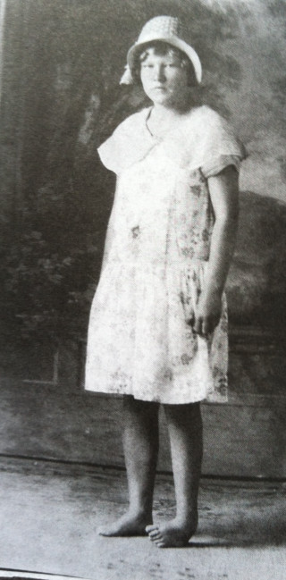 Young girl dress hat posing - orphism free wallpaper for mobile