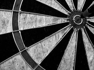 Dart bulls eye black white - dirck van der lisse free wallpaper