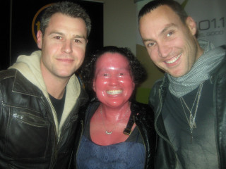 Men woman fake face pose - their face free wallpaper