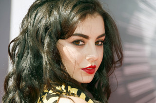 Woman darkhair redlipstick yellowblackdress redlipring - red lipstick free wallpaper