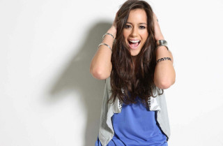 Smiling woman portrait white wall - photoshoot free wallpaper