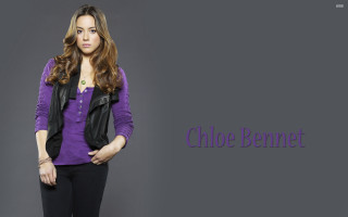Woman purple shirt black pants - cloisonnism free wallpaper