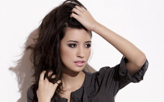 Woman black shirt black necklace - a black necklace free wallpaper