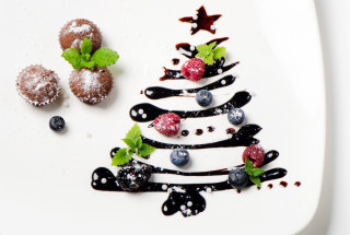 Christmas tree dessert berries mint - a white plate free wallpaper