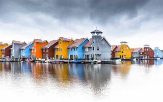 Houses lake dock boats cloudy - a row of houses free wallpaper