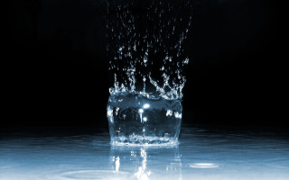 Glass water droplets black background 3 - a glass of water free wallpaper for desktop