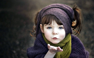 Little girl serious scarf looking - anne geddes free wallpaper