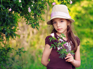 Little girl holding flower hat - her hand and a hat free wallpaper