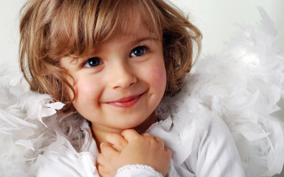 Little girl white shirt feathers - a little girl free wallpaper for desktop