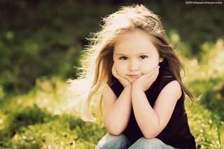 Little girl grass hands chin - little free wallpaper