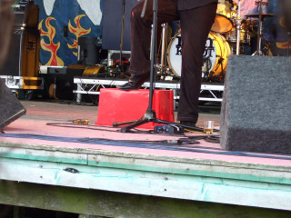 Man standing stage microphone speaker - art brut free wallpaper