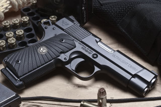 Gun ammo table case lighter - realistic free wallpaper for desktop