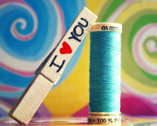 Spool thread wooden block heart - a word free wallpaper for desktop