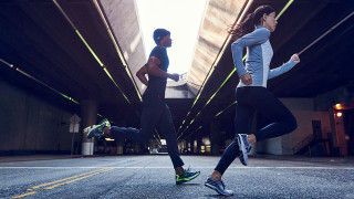 Couple running under bridge sky - the middle of the road free wallpaper
