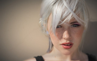 White hair black top blowing - a black top free wallpaper