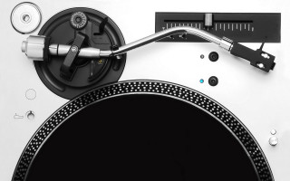 Turntable black white background clock - a turntable free wallpaper