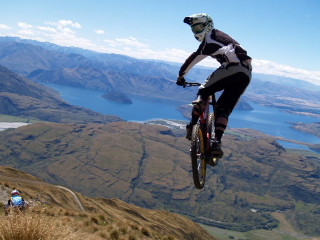 Man riding bike mountain lake - a bike free wallpaper for desktop