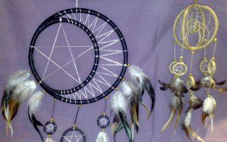 Purple wall dream catcher feathers - a purple wall free wallpaper