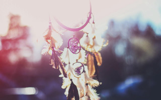 Wind chime feathers sunlight blurry - florianne becker free wallpaper for desktop