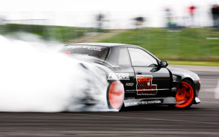 Car smoke tires track people - people watching free wallpaper