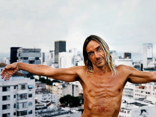 Man arms spread city skyline - photoreal free wallpaper